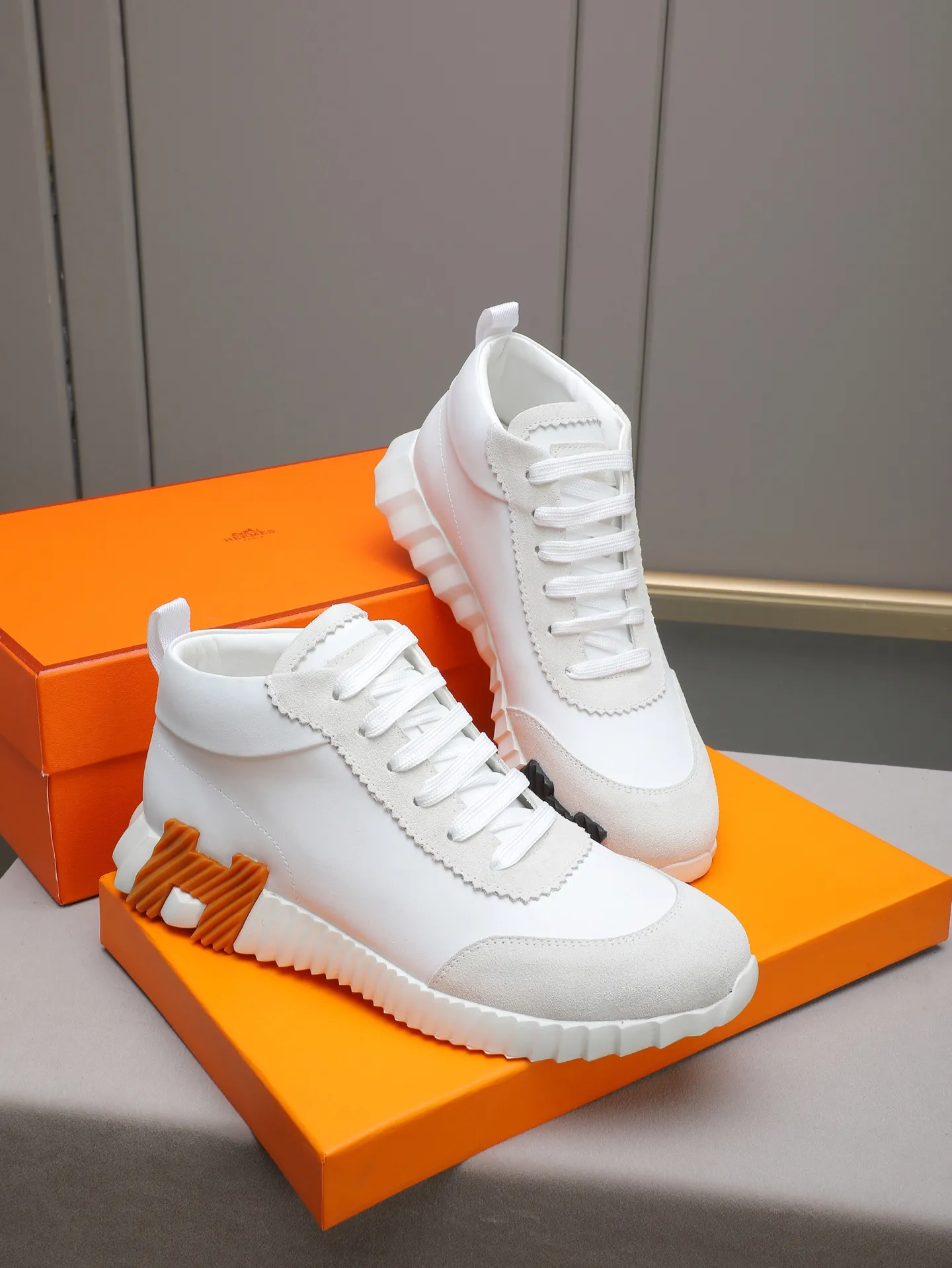 PPP460 (Hermes high-top men's shoes)🆕Men's sports shoes, decorated with textured calfskin details. Spliced ​​with original cowhide, this shoe draws inspiration from the equestrian world, integrating technical details and practical functions. Breathable sheep lining, original combination outsole, high-end quality, and every detail is perfectly combined! Size: 38-44 (45 can be customized)